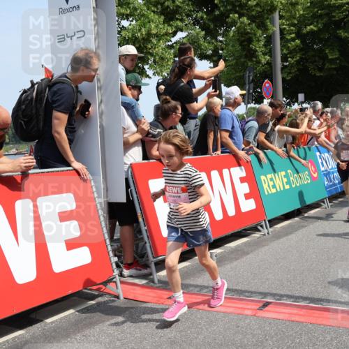15.06.2025 - REWE Women's Run Strokosch-Dieckow http://msf.ph/oto/7943067 15.06.2025 11:35:26 Ziel 111, 118, 120, 128, 131, 137, 139, 175, 220, 229, 261, 268, 269, 284, 286, 295, 296, 302, 309, 313 meine-sportfotos.de