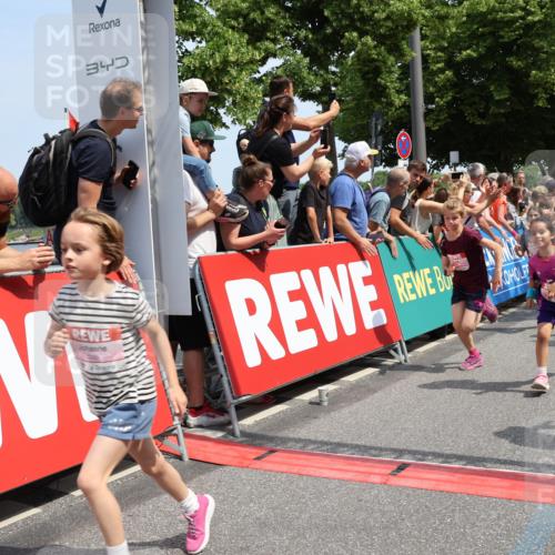 15.06.2025 - REWE Women's Run Strokosch-Dieckow http://msf.ph/oto/7943077 15.06.2025 11:35:26 Ziel 111, 118, 120, 128, 131, 137, 139, 175, 220, 229, 261, 268, 269, 284, 286, 295, 296, 302, 309, 313 meine-sportfotos.de