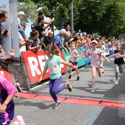 15.06.2025 - REWE Women's Run Strokosch-Dieckow http://msf.ph/oto/7943129 15.06.2025 11:35:28 Ziel 111, 120, 128, 131, 137, 139, 175, 220, 229, 240, 246, 261, 268, 269, 284, 286, 295, 296, 302, 309 meine-sportfotos.de