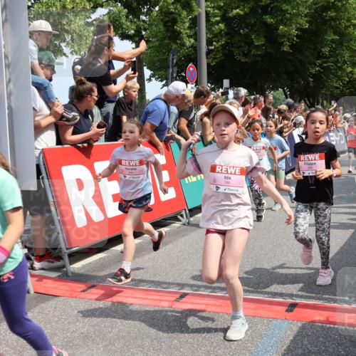 15.06.2025 - REWE Women's Run Strokosch-Dieckow http://msf.ph/oto/7943139 15.06.2025 11:35:28 Ziel 111, 120, 128, 131, 137, 139, 175, 220, 229, 240, 246, 261, 268, 269, 284, 286, 295, 296, 302, 309 meine-sportfotos.de