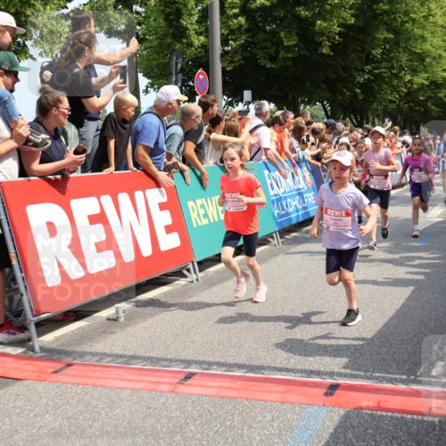 15.06.2025 - REWE Women's Run Strokosch-Dieckow http://msf.ph/oto/7943232 15.06.2025 11:35:31 Ziel 111, 120, 121, 122, 131, 137, 139, 152, 175, 220, 229, 240, 246, 251, 268, 269, 284, 286, 295, 296, 302 meine-sportfotos.de