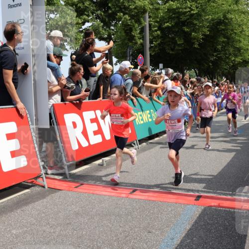 15.06.2025 - REWE Women's Run Strokosch-Dieckow http://msf.ph/oto/7943240 15.06.2025 11:35:31 Ziel 111, 120, 121, 122, 131, 137, 139, 152, 175, 220, 229, 240, 246, 251, 268, 269, 284, 286, 295, 296, 302 meine-sportfotos.de
