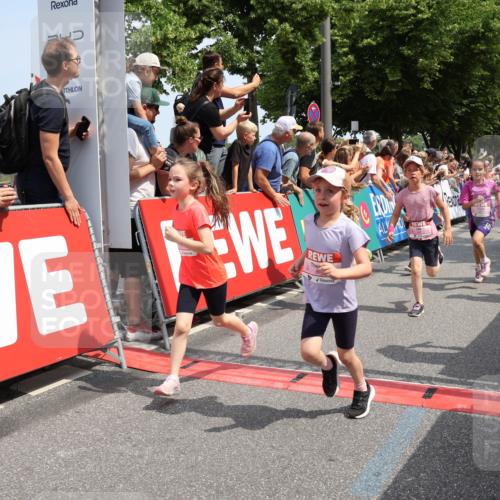 15.06.2025 - REWE Women's Run Strokosch-Dieckow http://msf.ph/oto/7943256 15.06.2025 11:35:31 Ziel 111, 120, 121, 122, 131, 137, 139, 152, 175, 220, 229, 240, 246, 251, 268, 269, 284, 286, 295, 296, 302 meine-sportfotos.de