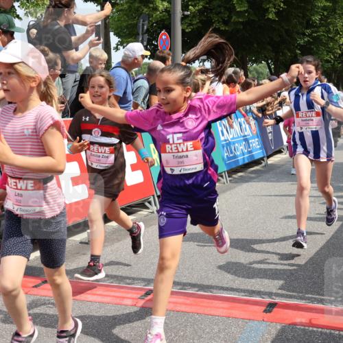 15.06.2025 - REWE Women's Run Strokosch-Dieckow http://msf.ph/oto/7943292 15.06.2025 11:35:33 Ziel 107, 111, 120, 121, 122, 131, 137, 139, 152, 175, 220, 229, 240, 246, 251, 260, 264, 268, 269, 280, 284, 286, 295, 296, 302 meine-sportfotos.de