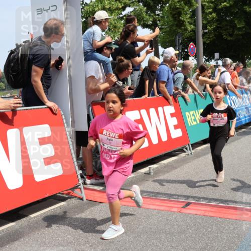 15.06.2025 - REWE Women's Run Strokosch-Dieckow http://msf.ph/oto/7943362 15.06.2025 11:35:35 Ziel 107, 111, 120, 121, 122, 125, 133, 137, 152, 181, 229, 240, 246, 251, 260, 264, 268, 269, 280, 281, 284, 286, 295, 302 meine-sportfotos.de
