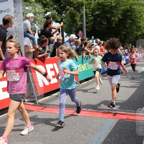 15.06.2025 - REWE Women's Run Strokosch-Dieckow http://msf.ph/oto/7943487 15.06.2025 11:35:39 Ziel 107, 121, 122, 125, 133, 152, 168, 177, 181, 199, 226, 229, 238, 239, 240, 246, 251, 260, 264, 280, 281, 295, 302, 308 meine-sportfotos.de