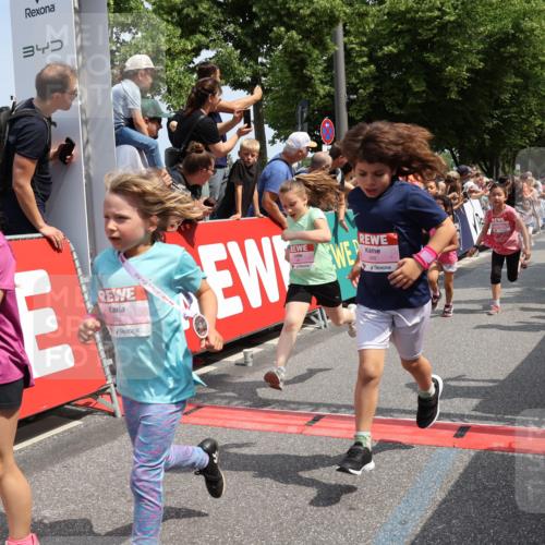 15.06.2025 - REWE Women's Run Strokosch-Dieckow http://msf.ph/oto/7943498 15.06.2025 11:35:39 Ziel 107, 121, 122, 125, 133, 152, 168, 177, 181, 199, 226, 229, 238, 239, 240, 246, 251, 260, 264, 280, 281, 295, 302, 308 meine-sportfotos.de