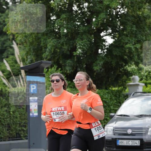 15.06.2025 - REWE Women's Run Jannik Wohlers http://msf.ph/oto/7943632 15.06.2025 08:28:59 Laufen 10658, 1055, 1043 meine-sportfotos.de