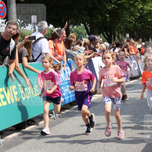 15.06.2025 - REWE Women's Run Strokosch-Dieckow http://msf.ph/oto/7943697 15.06.2025 11:35:47 Ziel 125, 133, 147, 164, 168, 177, 181, 190, 198, 199, 226, 238, 239, 262, 265, 281, 294, 297, 300, 308, 321 meine-sportfotos.de