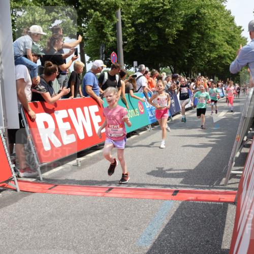 15.06.2025 - REWE Women's Run Strokosch-Dieckow http://msf.ph/oto/7943763 15.06.2025 11:35:49 Ziel 147, 164, 168, 177, 190, 198, 199, 226, 238, 239, 262, 265, 270, 294, 297, 300, 305, 308, 321 meine-sportfotos.de