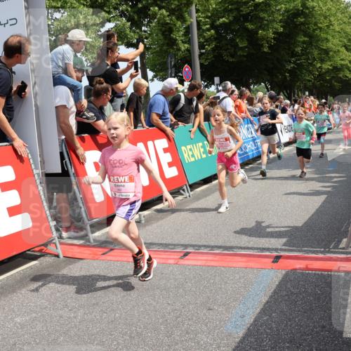 15.06.2025 - REWE Women's Run Strokosch-Dieckow http://msf.ph/oto/7943777 15.06.2025 11:35:50 Ziel 147, 155, 164, 168, 177, 190, 198, 199, 226, 238, 239, 262, 265, 270, 294, 297, 300, 305, 308, 321 meine-sportfotos.de