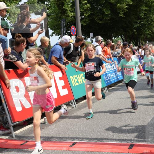 15.06.2025 - REWE Women's Run Strokosch-Dieckow http://msf.ph/oto/7943802 15.06.2025 11:35:51 Ziel 147, 155, 164, 168, 190, 198, 199, 226, 238, 239, 262, 265, 270, 294, 297, 300, 305, 321 meine-sportfotos.de