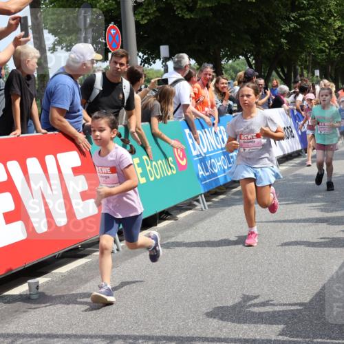 15.06.2025 - REWE Women's Run Strokosch-Dieckow http://msf.ph/oto/7943890 15.06.2025 11:35:54 Ziel 105, 114, 147, 155, 164, 190, 198, 200, 223, 224, 262, 265, 270, 294, 297, 300, 305, 321 meine-sportfotos.de