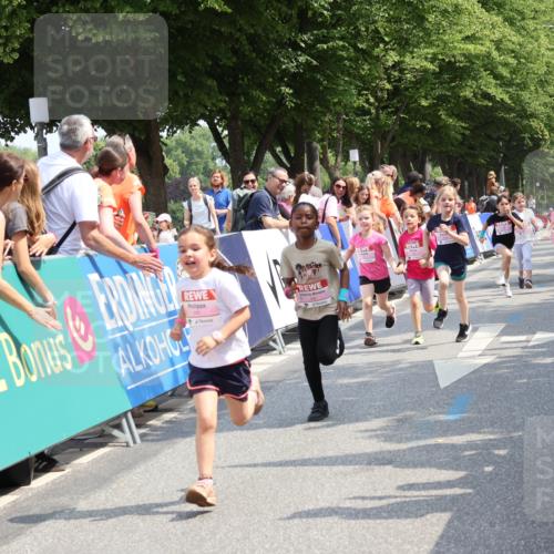 15.06.2025 - REWE Women's Run Strokosch-Dieckow http://msf.ph/oto/7944274 15.06.2025 11:36:09 Ziel 119, 129, 138, 141, 149, 182, 196, 202, 219, 235, 243, 266, 303 meine-sportfotos.de