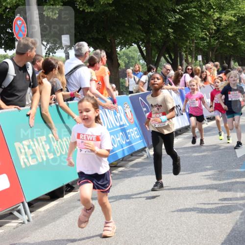 15.06.2025 - REWE Women's Run Strokosch-Dieckow http://msf.ph/oto/7944289 15.06.2025 11:36:09 Ziel 119, 129, 138, 141, 149, 182, 196, 202, 219, 235, 243, 266, 303 meine-sportfotos.de