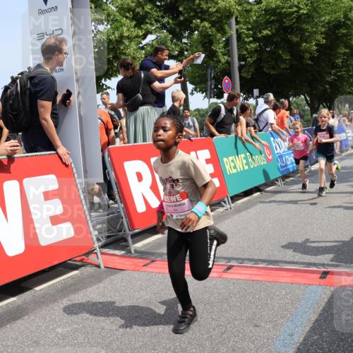 15.06.2025 - REWE Women's Run Strokosch-Dieckow http://msf.ph/oto/7944349 15.06.2025 11:36:10 Ziel 119, 129, 138, 141, 149, 182, 196, 202, 219, 243, 266, 303 meine-sportfotos.de
