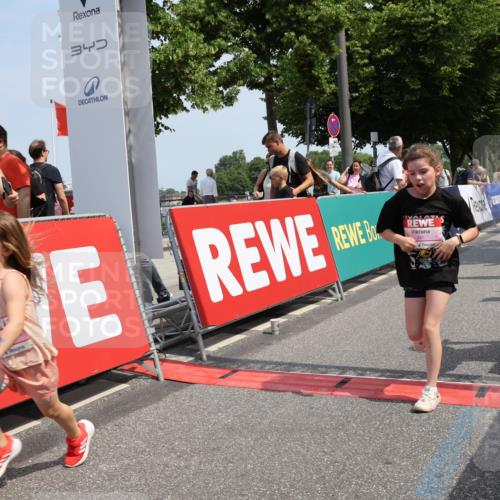 15.06.2025 - REWE Women's Run Strokosch-Dieckow http://msf.ph/oto/7944522 15.06.2025 11:36:19 Ziel 119, 129, 138, 182, 241, 271 meine-sportfotos.de