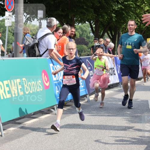 15.06.2025 - REWE Women's Run Strokosch-Dieckow http://msf.ph/oto/7944548 15.06.2025 11:36:25 Ziel 117, 127, 215, 241, 271, 289 meine-sportfotos.de