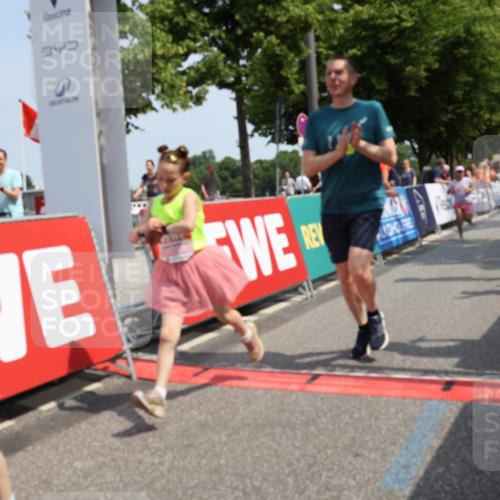 15.06.2025 - REWE Women's Run Strokosch-Dieckow http://msf.ph/oto/7944605 15.06.2025 11:36:27 Ziel 117, 127, 215, 272, 289 meine-sportfotos.de