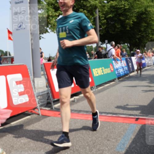 15.06.2025 - REWE Women's Run Strokosch-Dieckow http://msf.ph/oto/7944614 15.06.2025 11:36:27 Ziel 117, 127, 215, 272, 289 meine-sportfotos.de
