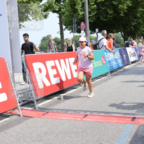 15.06.2025 - REWE Women's Run Strokosch-Dieckow http://msf.ph/oto/7944639 15.06.2025 11:36:29 Ziel 117, 127, 215, 259, 272, 289, 320 meine-sportfotos.de