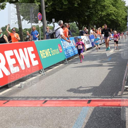 15.06.2025 - REWE Women's Run Strokosch-Dieckow http://msf.ph/oto/7944663 15.06.2025 11:36:31 Ziel 109, 117, 127, 215, 259, 272, 289, 320 meine-sportfotos.de