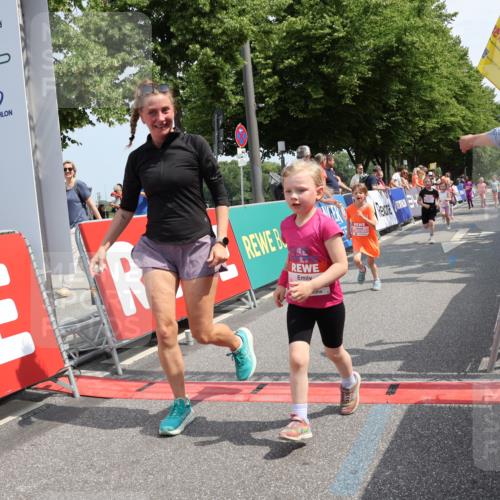15.06.2025 - REWE Women's Run Strokosch-Dieckow http://msf.ph/oto/7944736 15.06.2025 11:36:35 Ziel 109, 127, 171, 215, 259, 272, 279, 307, 320 meine-sportfotos.de