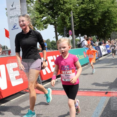 15.06.2025 - REWE Women's Run Strokosch-Dieckow http://msf.ph/oto/7944745 15.06.2025 11:36:35 Ziel 109, 127, 171, 215, 259, 272, 279, 307, 320 meine-sportfotos.de