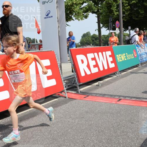 15.06.2025 - REWE Women's Run Strokosch-Dieckow http://msf.ph/oto/7944789 15.06.2025 11:36:37 Ziel 109, 127, 134, 171, 193, 215, 259, 272, 279, 307, 320 meine-sportfotos.de