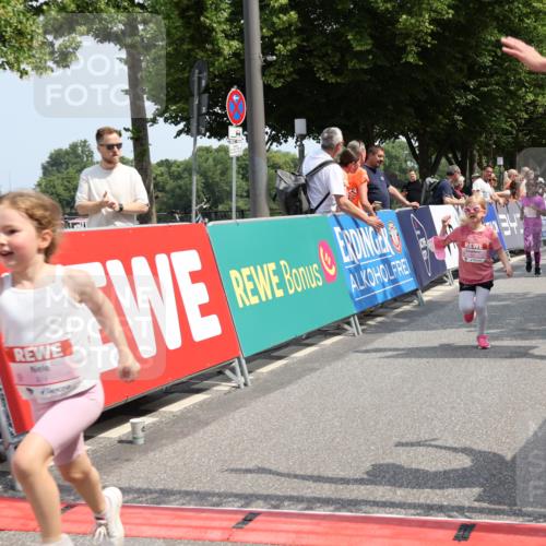 15.06.2025 - REWE Women's Run Strokosch-Dieckow http://msf.ph/oto/7944839 15.06.2025 11:36:39 Ziel 109, 134, 171, 193, 259, 272, 279, 307, 320 meine-sportfotos.de