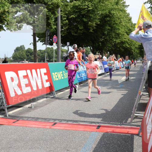15.06.2025 - REWE Women's Run Strokosch-Dieckow http://msf.ph/oto/7944873 15.06.2025 11:36:42 Ziel 109, 134, 171, 193, 247, 248, 279, 307 meine-sportfotos.de