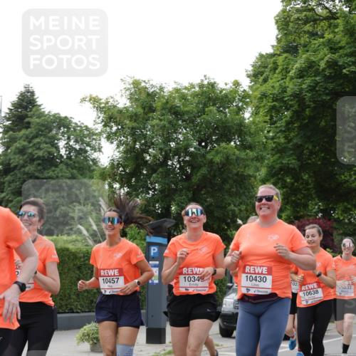 15.06.2025 - REWE Women's Run Jannik Wohlers http://msf.ph/oto/7944878 15.06.2025 08:29:32 Laufen 10457, 1034, 10430, 1025, 10638, 333 meine-sportfotos.de