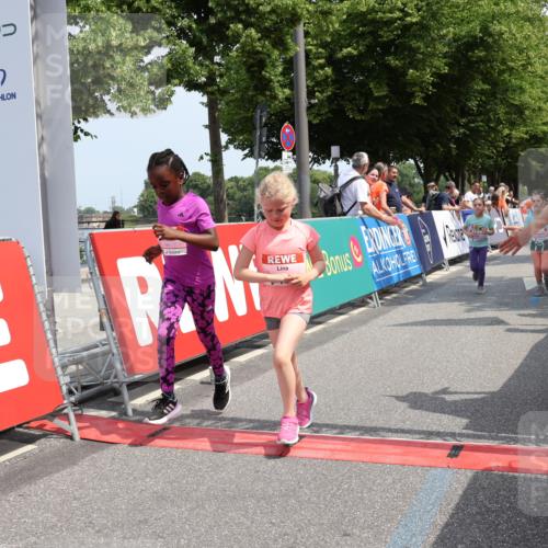 15.06.2025 - REWE Women's Run Strokosch-Dieckow http://msf.ph/oto/7944897 15.06.2025 11:36:43 Ziel 109, 134, 171, 193, 247, 248, 279, 307 meine-sportfotos.de