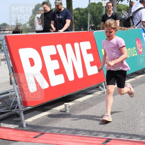 15.06.2025 - REWE Women's Run Strokosch-Dieckow http://msf.ph/oto/7944993 15.06.2025 11:36:52 Ziel 194, 247, 248, 317 meine-sportfotos.de