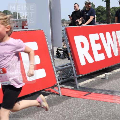 15.06.2025 - REWE Women's Run Strokosch-Dieckow http://msf.ph/oto/7945020 15.06.2025 11:36:53 Ziel 194, 247, 248, 317 meine-sportfotos.de