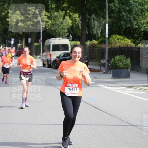 15.06.2025 - REWE Women's Run Jannik Wohlers http://msf.ph/oto/7945611 15.06.2025 09:44:31 Laufen 10441 meine-sportfotos.de