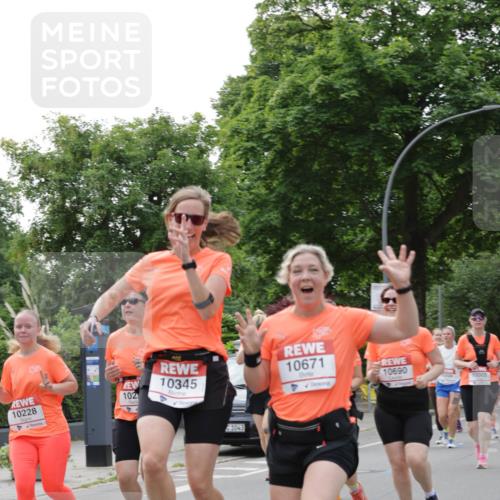 15.06.2025 - REWE Women's Run Jannik Wohlers http://msf.ph/oto/7946887 15.06.2025 08:30:13 Laufen 10228, 102, 10345, 1043, 10671, 10690, 10005 meine-sportfotos.de