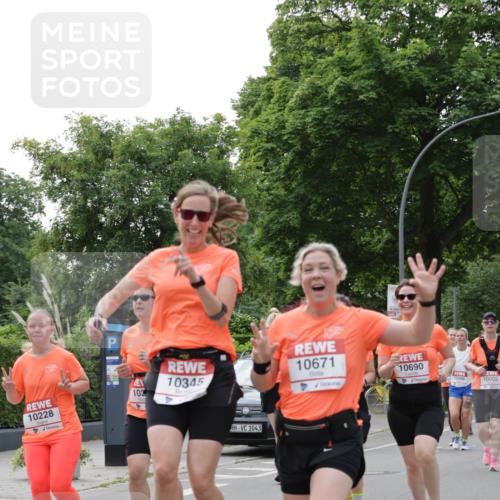 15.06.2025 - REWE Women's Run Jannik Wohlers http://msf.ph/oto/7946892 15.06.2025 08:30:13 Laufen 10228, 102, 10345, 1043, 10671, 10690, 10586, 10005 meine-sportfotos.de