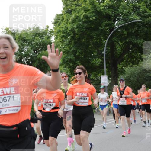 15.06.2025 - REWE Women's Run Jannik Wohlers http://msf.ph/oto/7946920 15.06.2025 08:30:14 Laufen 0671, 10793, 9690, 10586, 10209, 10005, 10799, 1020 meine-sportfotos.de