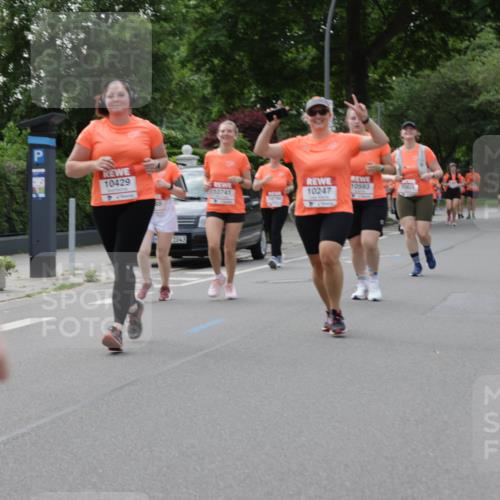 15.06.2025 - REWE Women's Run Jannik Wohlers http://msf.ph/oto/7948691 15.06.2025 08:31:11 Laufen 10429, 1043, 10741, 10593, 10247, 10828 meine-sportfotos.de