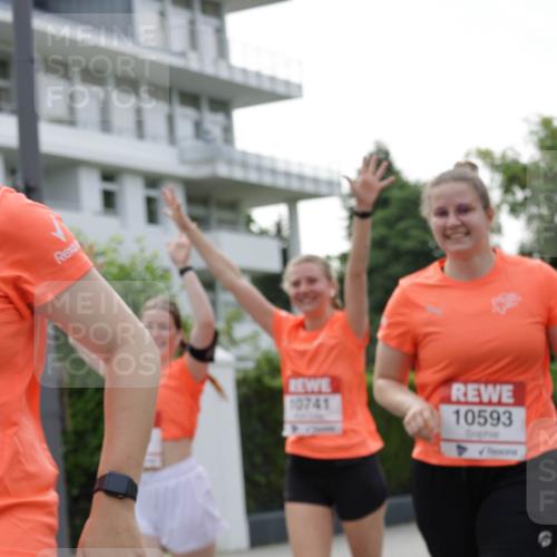 15.06.2025 - REWE Women's Run Jannik Wohlers http://msf.ph/oto/7948782 15.06.2025 08:31:15 Laufen 10741, 10593 meine-sportfotos.de