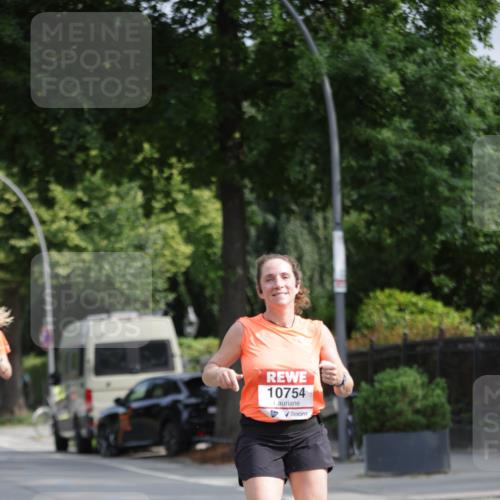 15.06.2025 - REWE Women's Run Jannik Wohlers http://msf.ph/oto/7954343 15.06.2025 08:49:31 Laufen 10754 meine-sportfotos.de