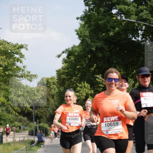 15.06.2025 - REWE Women's Run Jannik Wohlers http://msf.ph/oto/7956868 15.06.2025 08:52:11 Laufen 10282, 1060, 10659, 1067, 4 meine-sportfotos.de