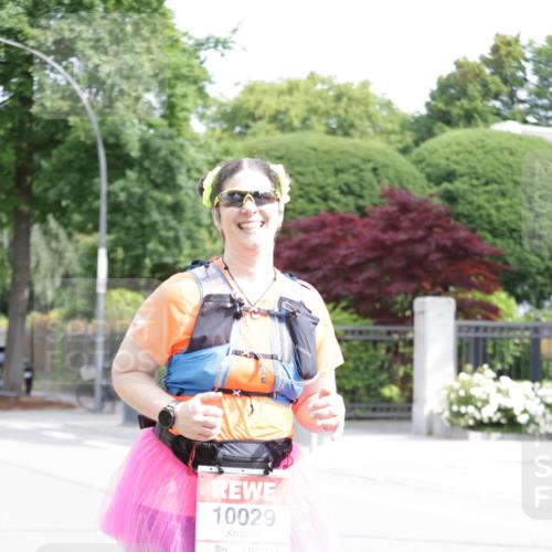 15.06.2025 - REWE Women's Run Jannik Wohlers http://msf.ph/oto/7956960 15.06.2025 09:14:19 Laufen 10029 meine-sportfotos.de