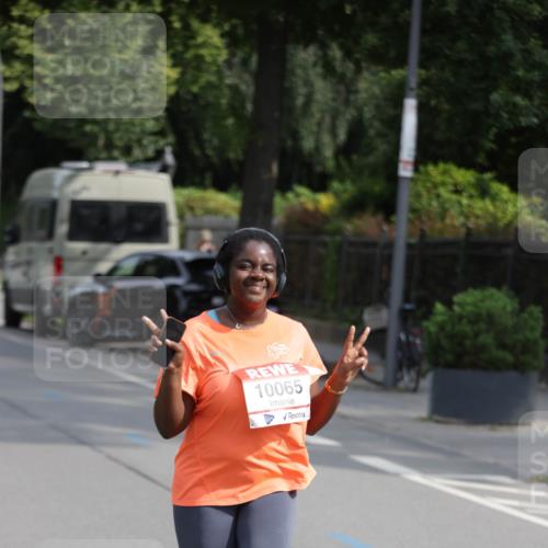 15.06.2025 - REWE Women's Run Jannik Wohlers http://msf.ph/oto/7957006 15.06.2025 09:14:28 Laufen 10065 meine-sportfotos.de