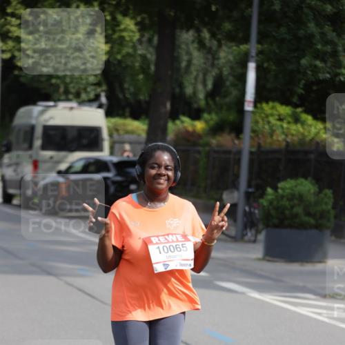 15.06.2025 - REWE Women's Run Jannik Wohlers http://msf.ph/oto/7957010 15.06.2025 09:14:28 Laufen 10065 meine-sportfotos.de