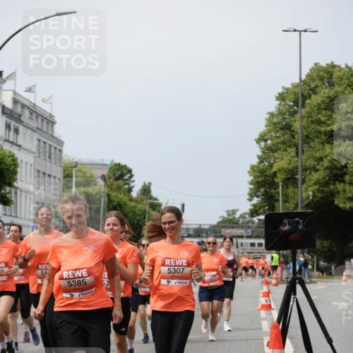 15.06.2025 - REWE Women's Run Jannik Wohlers http://msf.ph/oto/7957861 15.06.2025 09:44:12 Laufen 09, 54, 5385, 63, 5307, 5377 meine-sportfotos.de