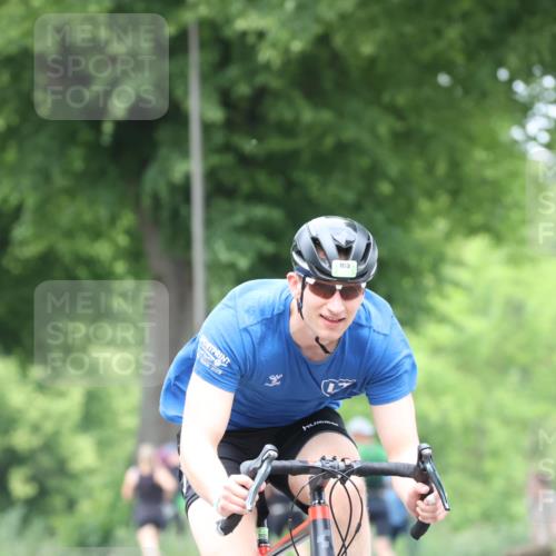 15.06.2025 - 7 Türme Triathlon Yannick Fuchs http://msf.ph/oto/7959364 15.06.2025 13:47:43 Radfahren 925, 1026, 1135 meine-sportfotos.de