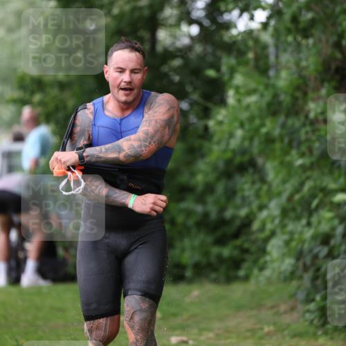 15.06.2025 - 7 Türme Triathlon Michael Strokosch http://msf.ph/oto/7960301 15.06.2025 12:11:10 Schwimmen 455, 611 meine-sportfotos.de