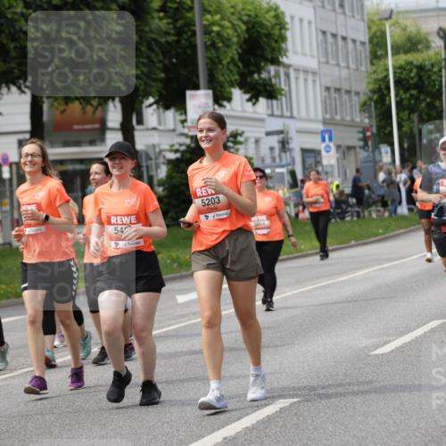 15.06.2025 - REWE Women's Run Jannik Wohlers http://msf.ph/oto/7961838 15.06.2025 09:46:28 Laufen 5512, 54, 5203, 5384, 80, 5664 meine-sportfotos.de